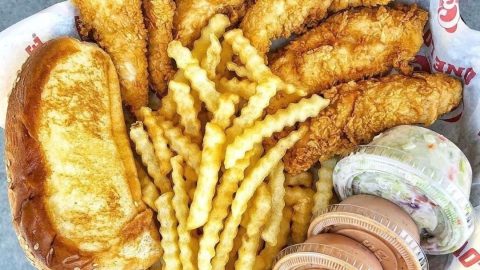 مطعم ريزينق كينز Raising Canes  ( الاسعار + المنيو  +الموقع )